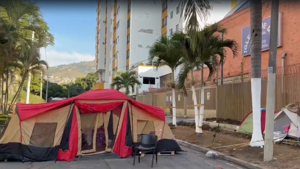 Los residentes se turnan en cambuches para cuidar sus pertenencias de saqueos
