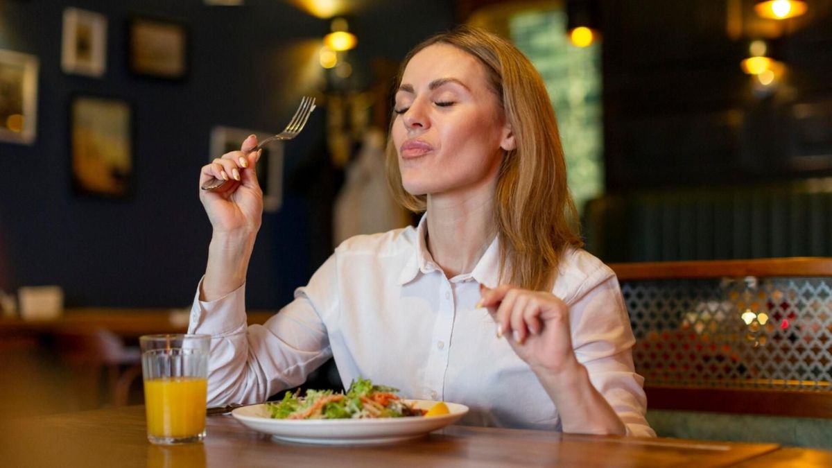 Nutricionistas explican cómo organizar la cena, qué alimentos incluir y cuánto tiempo dejar antes de ir a dormir.