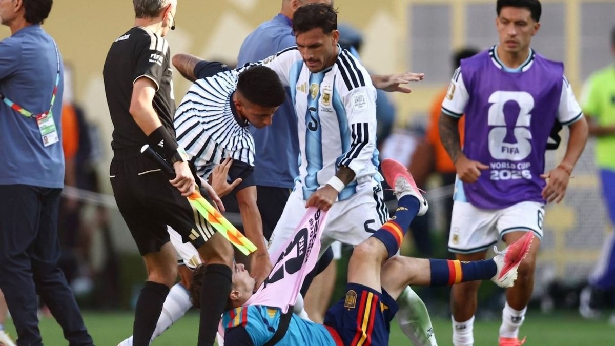 Leandro Paredes agrediendo a Gavi en la final del Mundial 2026