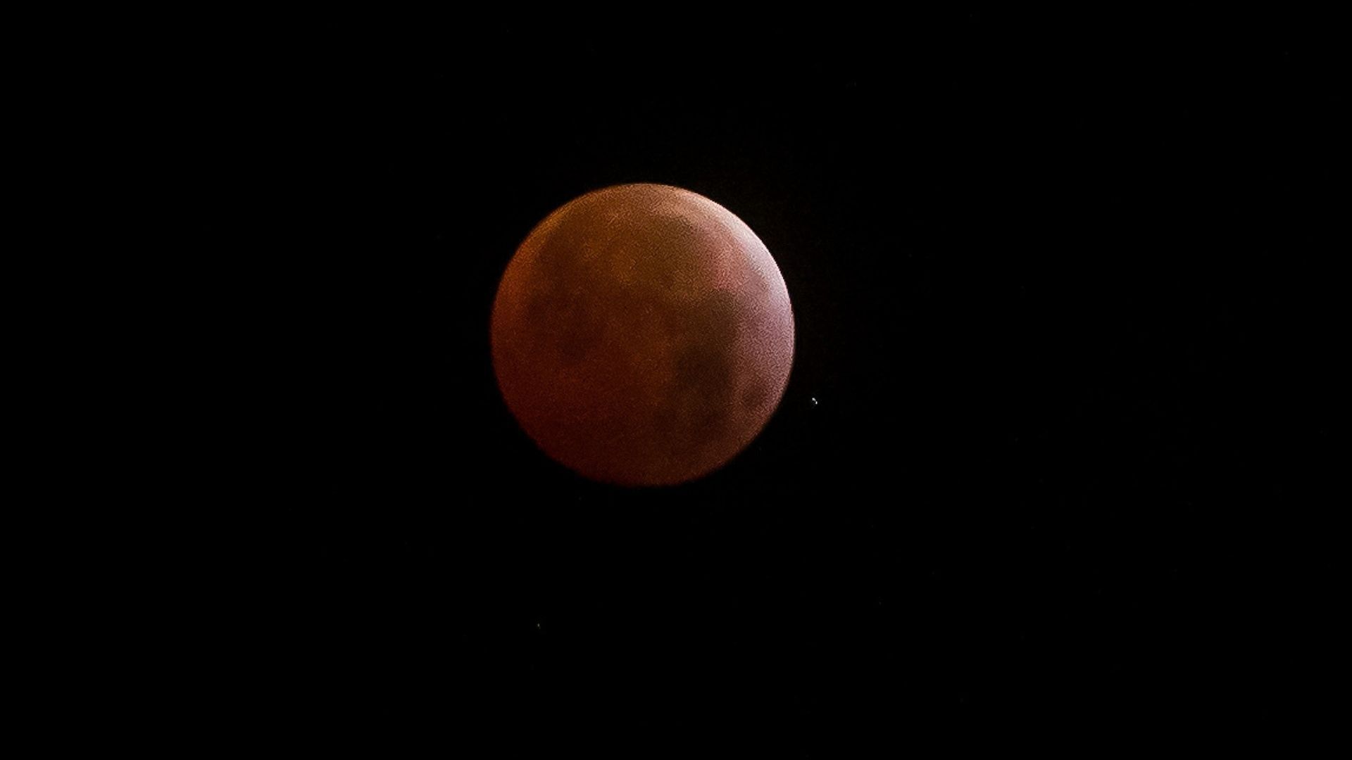 El eclipse lunar hará que gran parte del disco de la Luna adquiera una tonalidad rojiza por el efecto de la atmósfera terrestre.