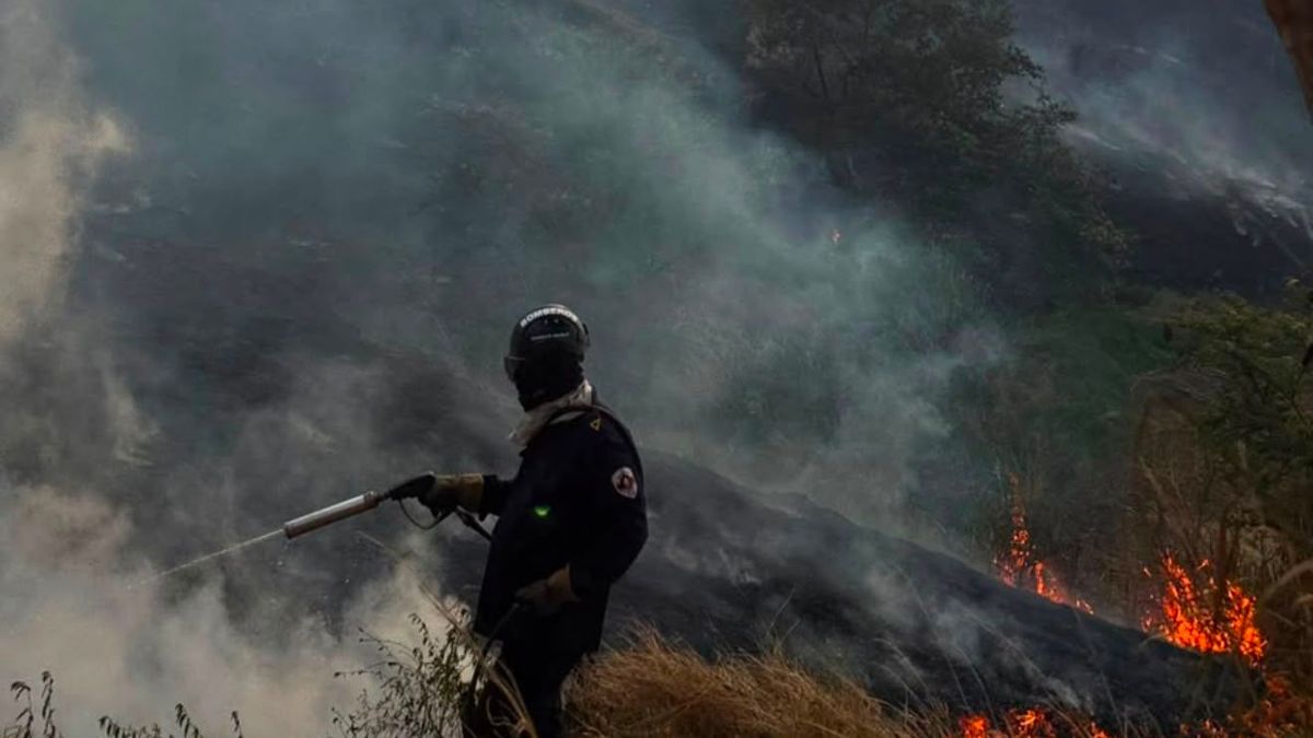 Bomberos controlan incendios