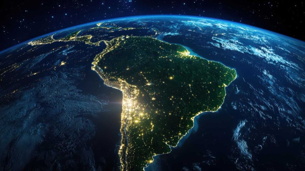 La Placa de Nazca se hunde bajo la Placa Sudamericana y su interacción está relacionada con la actividad sísmica en Colombia.
