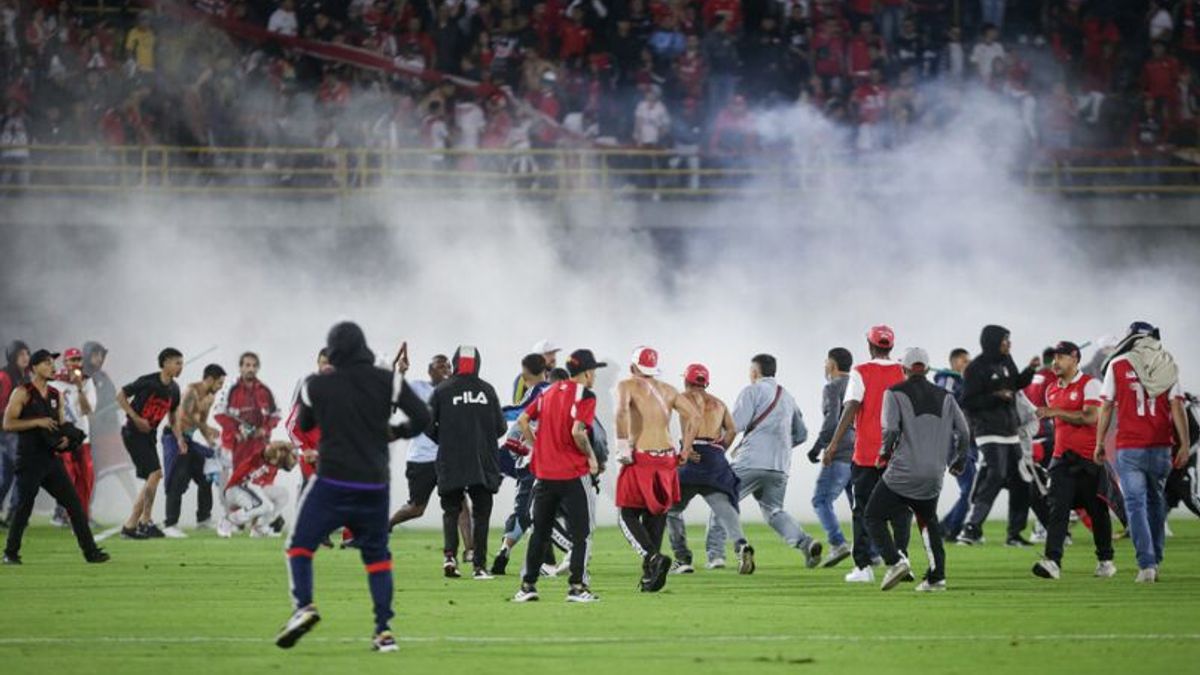 Batalla campal entre hinchas de Santa Fe y América en El Campín