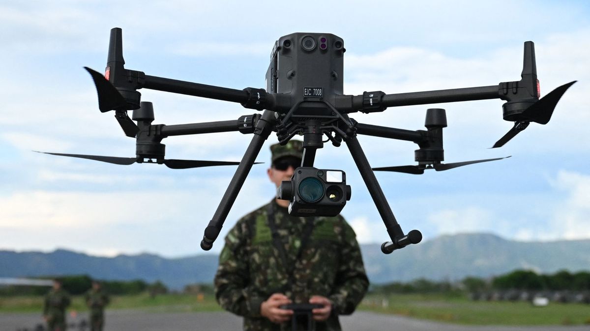 Mientras las Fuerzas Militares intentan tecnificarse para hacerle frente a ráfagas de ataques con drones modificados, la Defensoría del Pueblo advierte de varios retos para superar las brechas de derechos humanos en los territorios colombianos.
