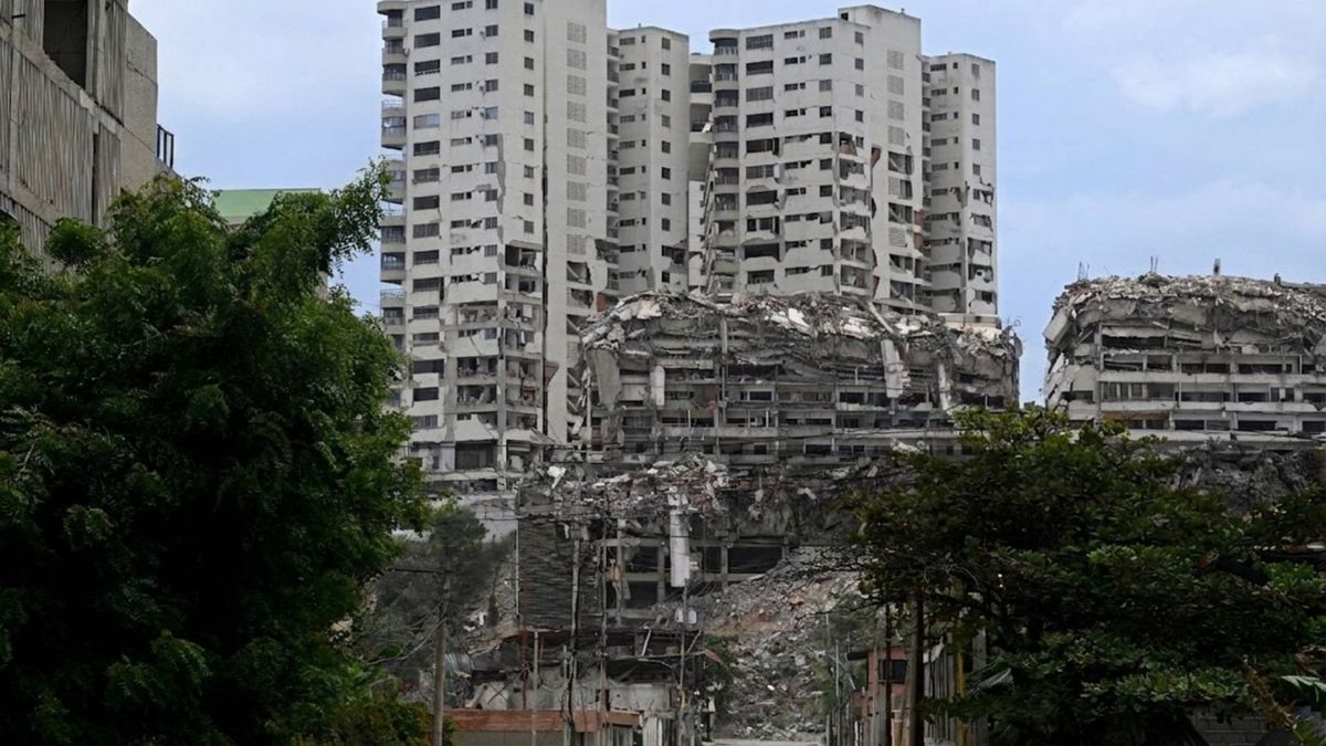 Escombros en edificios de La Guiara tras el terremoto