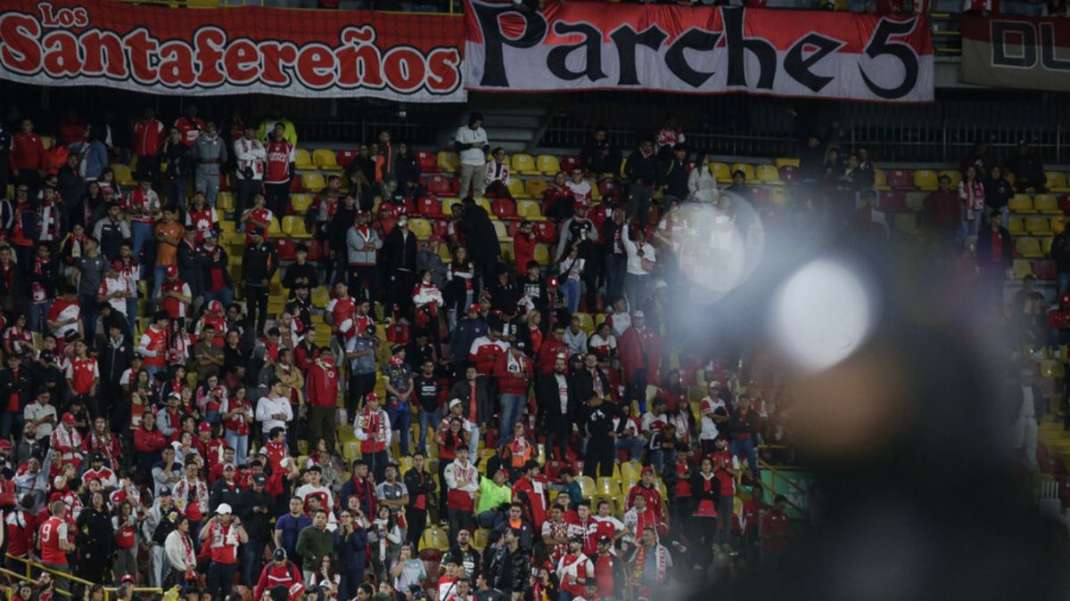 Hinchas de Santa Fe, ubicados en oriental general el día de la batalla campal con América en El Campín