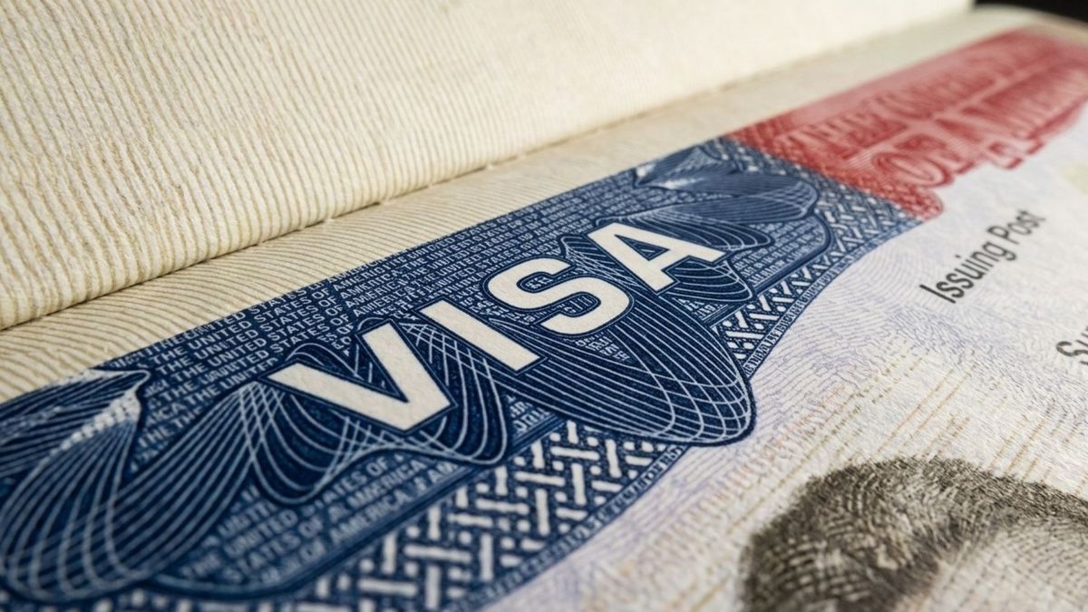 El Departamento de Estado anunció el martes que revocará las visas de negocios y turismo.