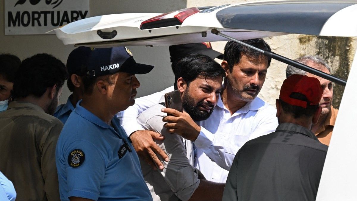 Un hombre consuela a un padre afligido (C) mientras el ataúd de su hijo es trasladado tras un incendio ocurrido fuera de la sala de Salud Materno-Infantil (MCH) del Hospital del Instituto Pakistaní de Ciencias Médicas (PIMS) en Islamabad el 26 de agosto de 2026