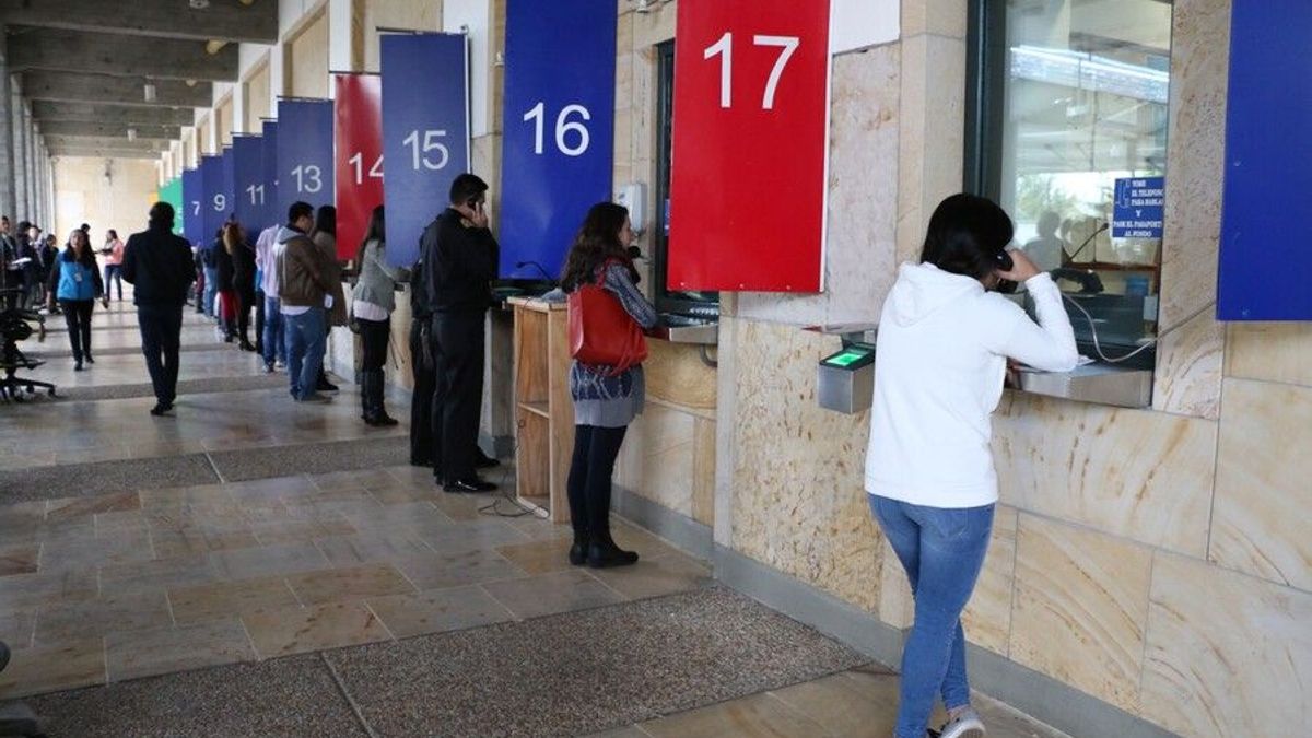 Ciudadanos que solicitan la Visa en la Embajada de Estados Unidos en Colombia