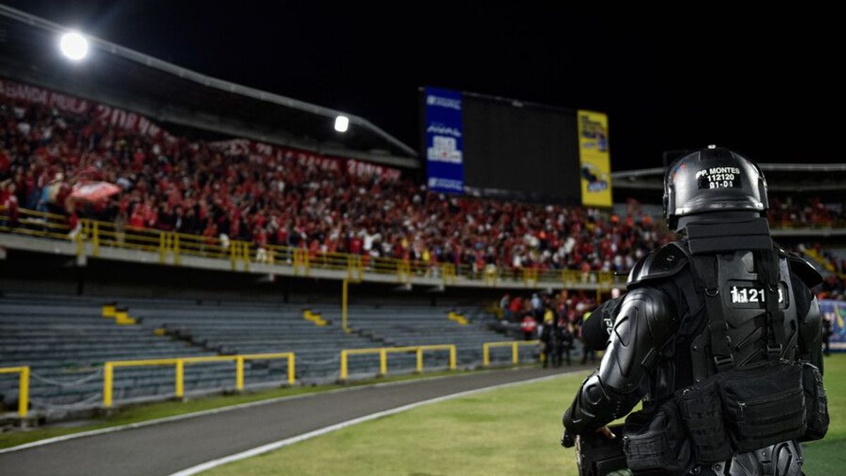 Policía Nacional en el partido Santa Fe vs América tras los desmanes