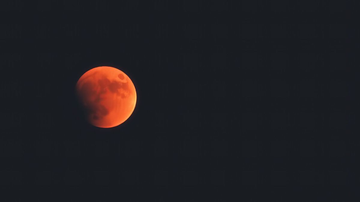 La Tierra se pondrá entre la Luna y el Sol y provocará un anillo de luz.