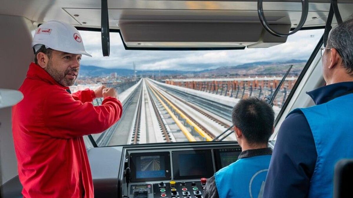 Alcalde Carlos Galán en las obras y pruebas del Metro de Bogotá