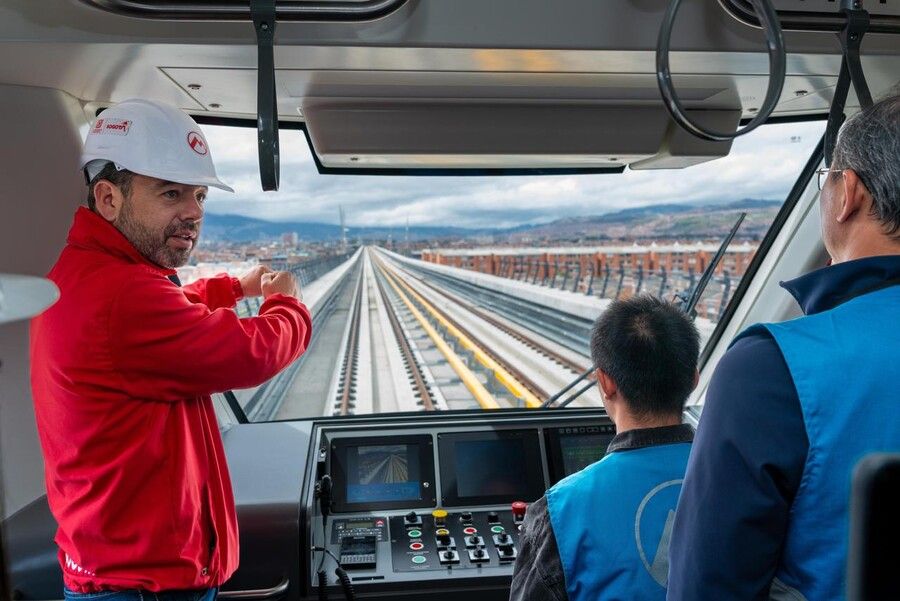 Alcalde Carlos Galán en las obras y pruebas del Metro de Bogotá