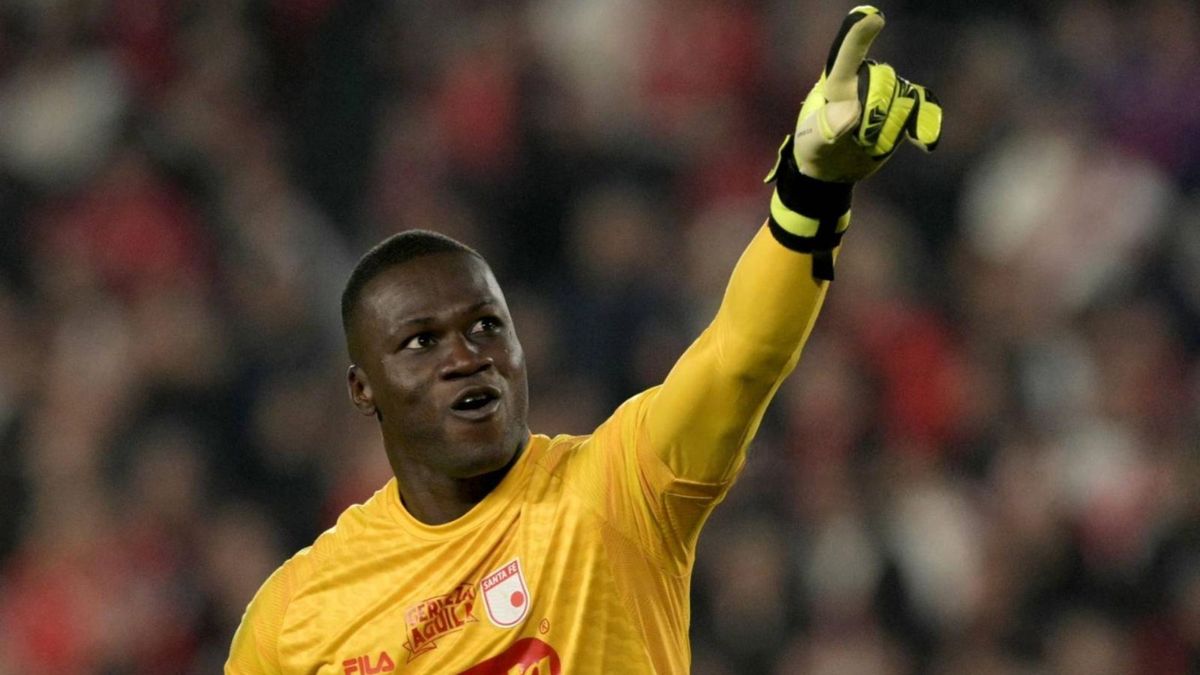Weimar Asprilla, arquero de Santa Fe, celebrando la clasificación ante River
