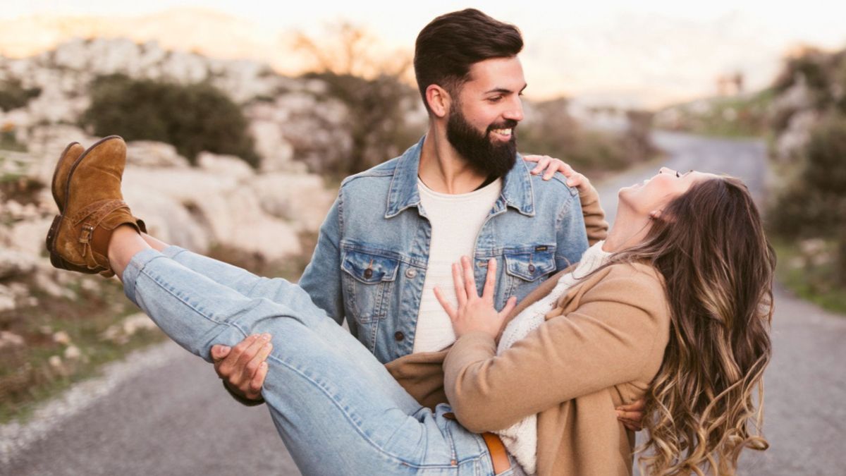 La American Psychological Association (APA) explica que las obsesiones se deben a pensamientos, impulsos o imágenes persistentes e intrusivos que producen angustia o ansiedad.