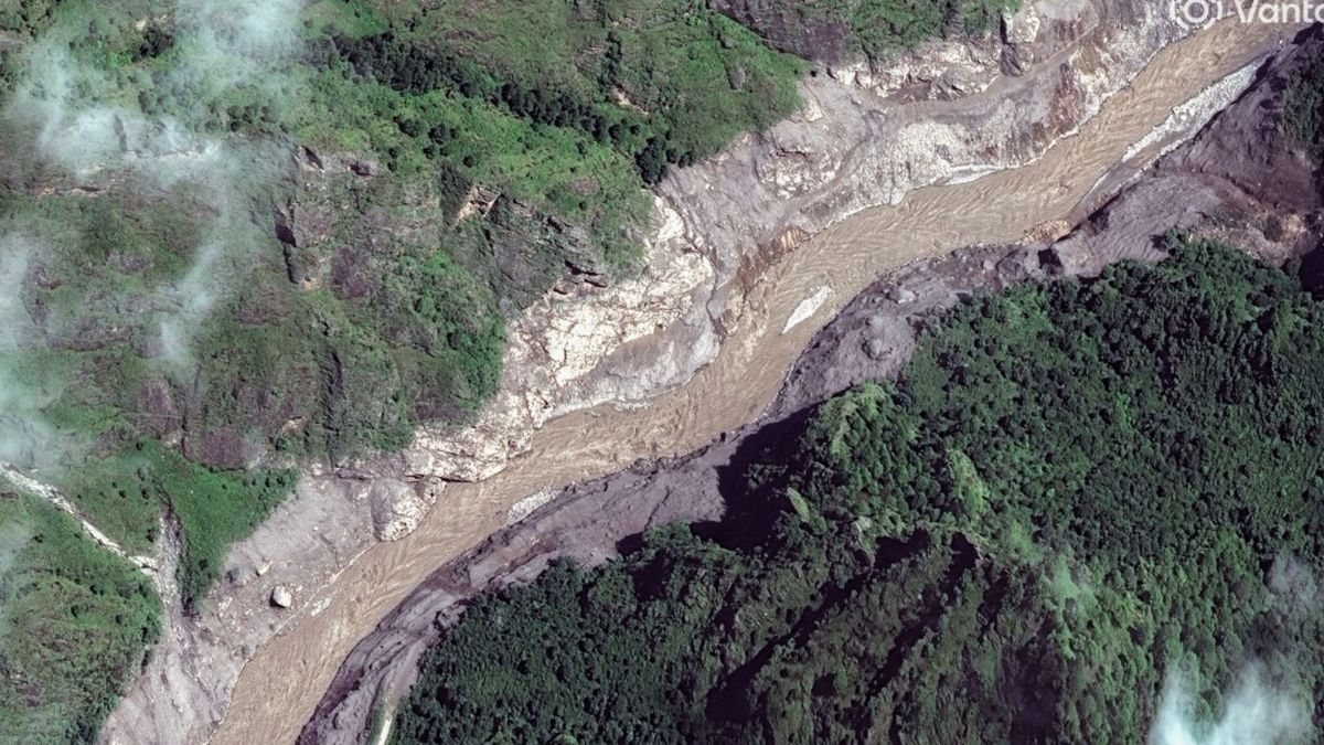 Las autoridades de Nepal recuperaron los cuerpos de 389 personas y hay 910 desaparecidos, incluyendo 517 turistas extranjeros.