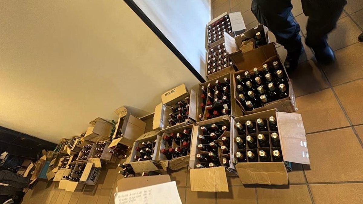 Decomiso de licor adulterado en Bogotá.