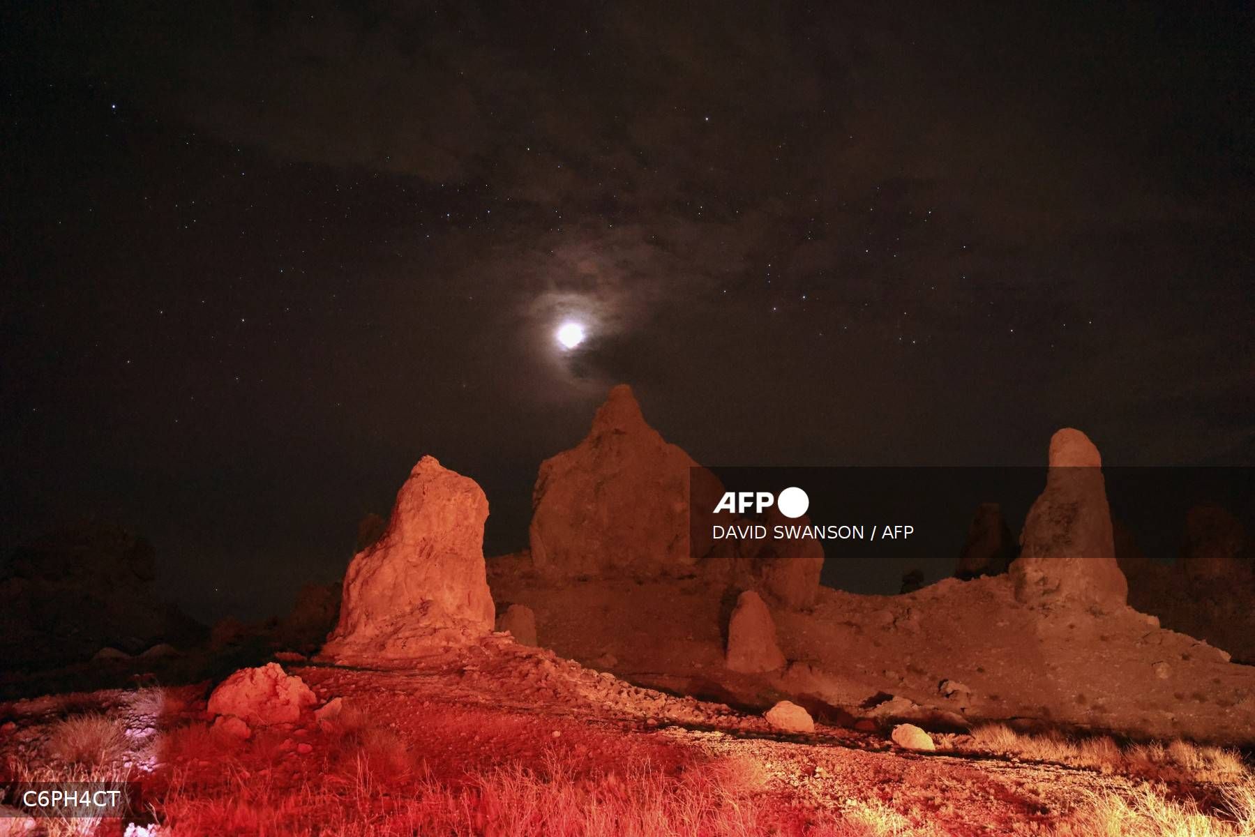 Se observa la Luna sobre agujas de toba durante un eclipse lunar parcial, fotografiado desde la zona de Trona Pinnacles, cerca de la localidad de Trona, California.