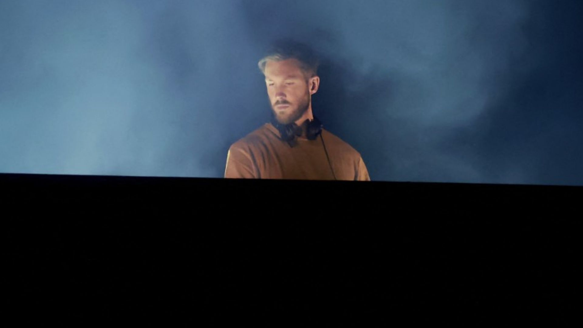 El productor estará en un concierto junto con dos artistas invitados.