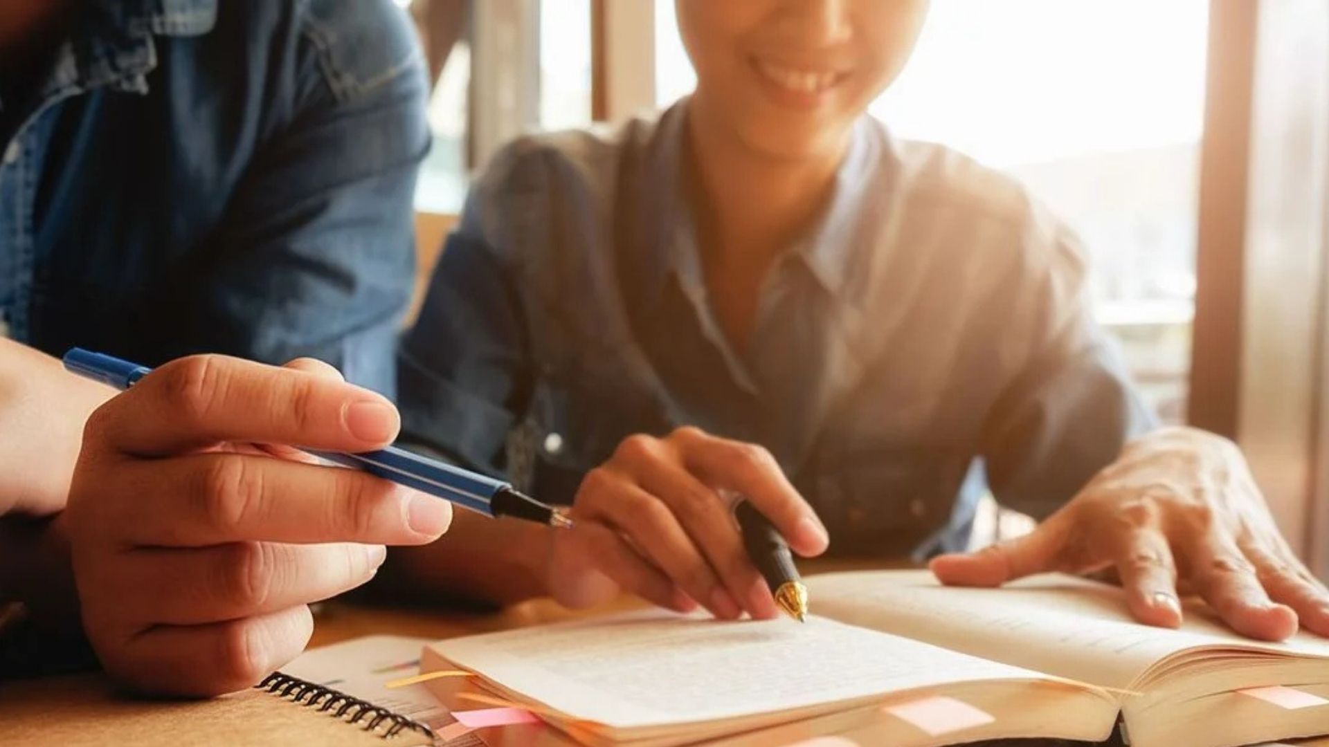 Los colombianos deben tener experiencia laboral en el área de estudio.
