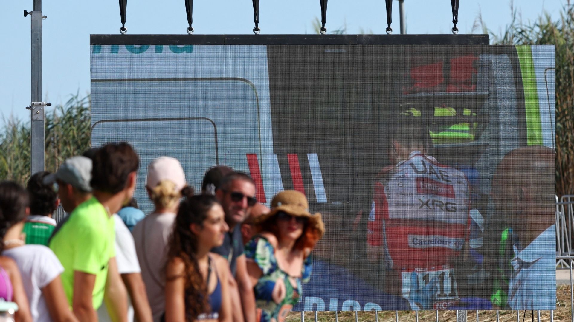 Tadej Pogačar sufre una fuerte caída y es atendido en la Vuelta a España