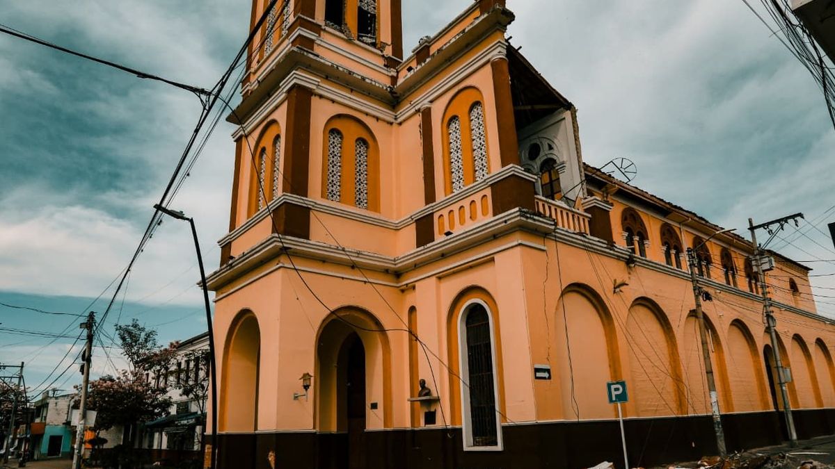 Iglesia San Bernabé Bugalagrande Valle