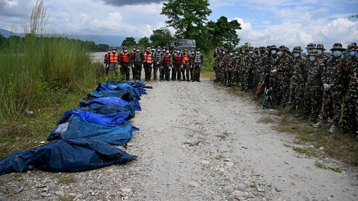 El 31 de agosto de 2026, personal del ejército nepalí regresó de una operación de búsqueda con los cuerpos de las víctimas de las inundaciones en Bharatpur, en el distrito de Chitwan.