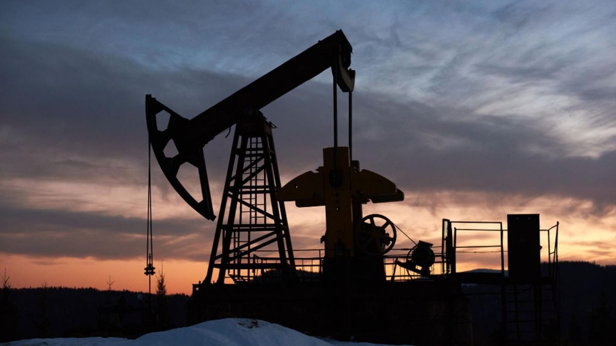 El aumento de la producción venezolana implicaría una mayor cantidad de petróleo disponible en el mercado, situación que podría presionar a la baja el precio del barril debido al incremento de la oferta.