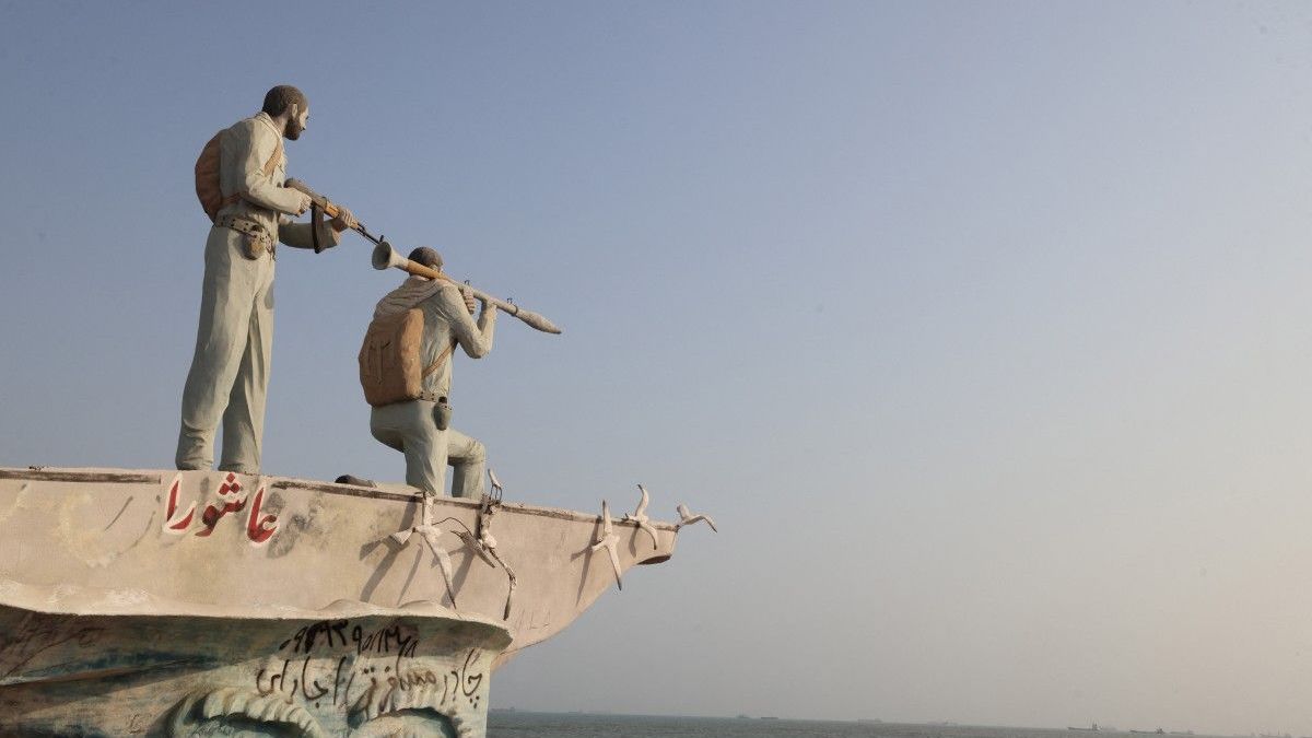 Una escultura con vistas al estrecho de Ormuz se observa en el paseo marítimo de la ciudad portuaria de Bandar Abbas, en el sur de Irán.