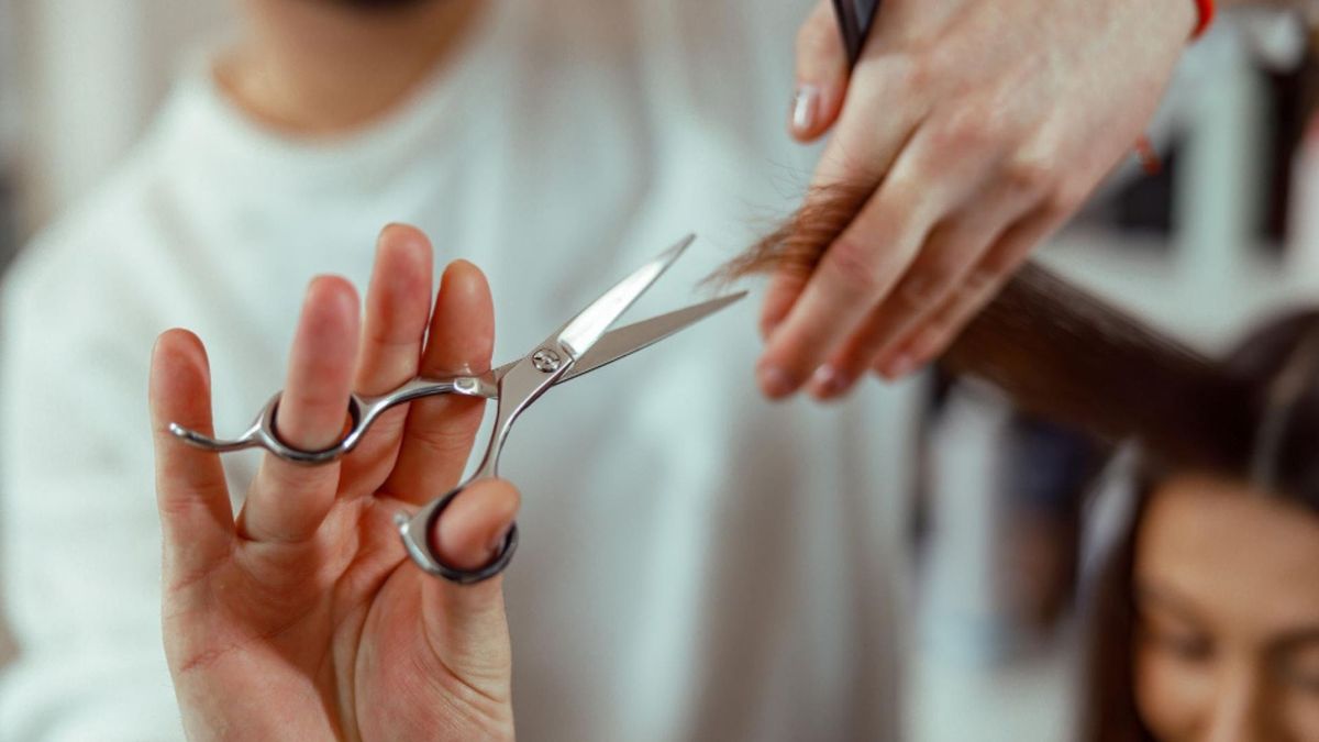 El calendario lunar da algunas fechas para quienes buscan programar un corte con la intención de favorecer un crecimiento más rápido y abundante del cabello.