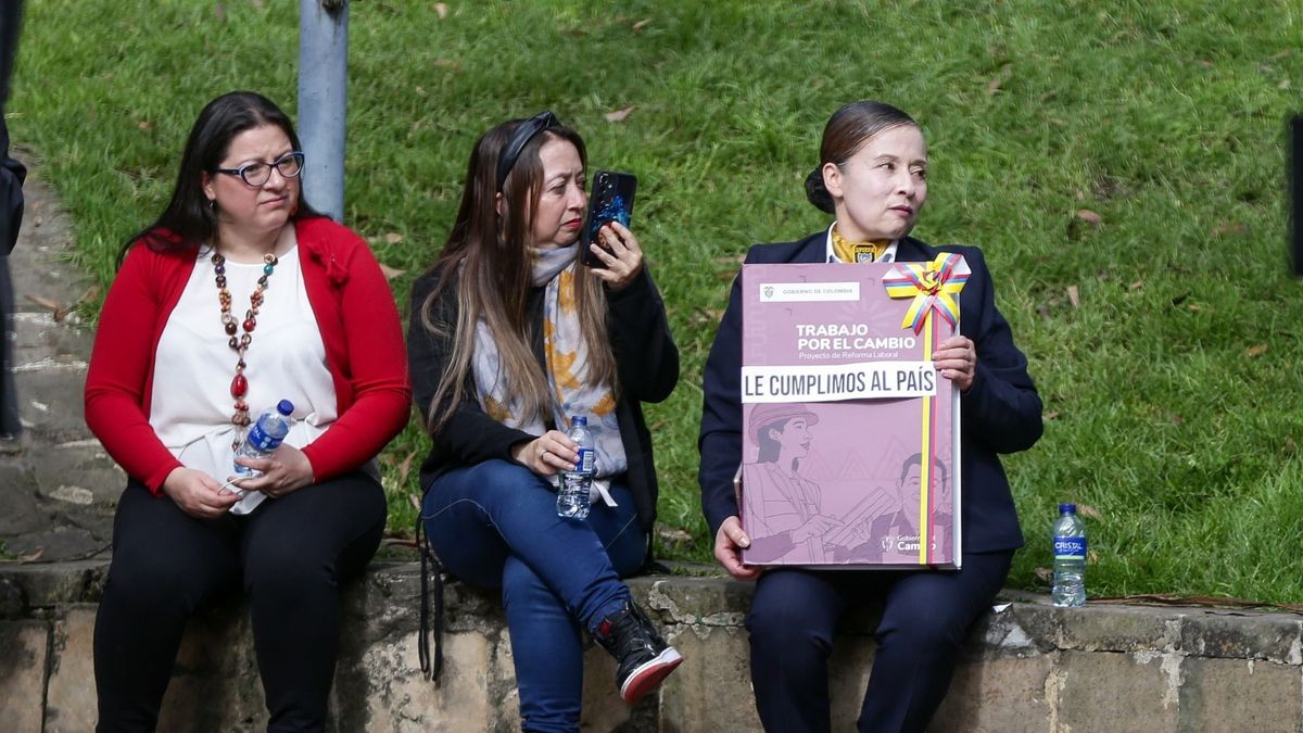 El expresidente Gustavo Petro, frente a simpatizantes y miembros de su gobierno, sancionó la reforma laboral en junio de 2025. Un año después, el Ministerio del Trabajo, al parecer, no ha reglamentado varios apartes clave.