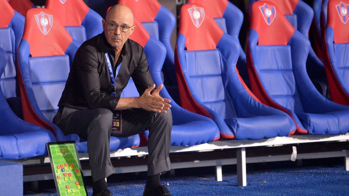 Alfredo Arias, entrenador uruguayo recién salido del Junior de Barranquilla