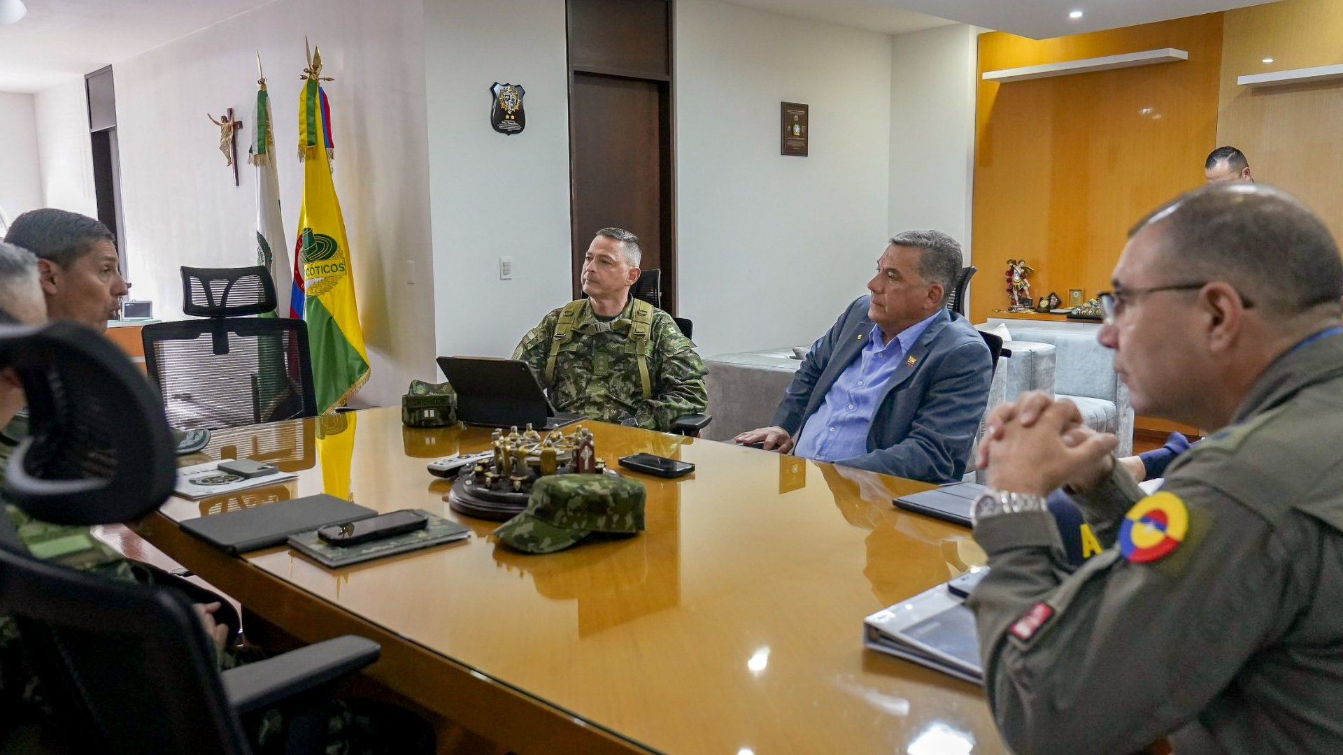 Ministro de Defensa, Jorge Mora, y comandante de las Fuerzas Militares, general Erick Rodríguez.
