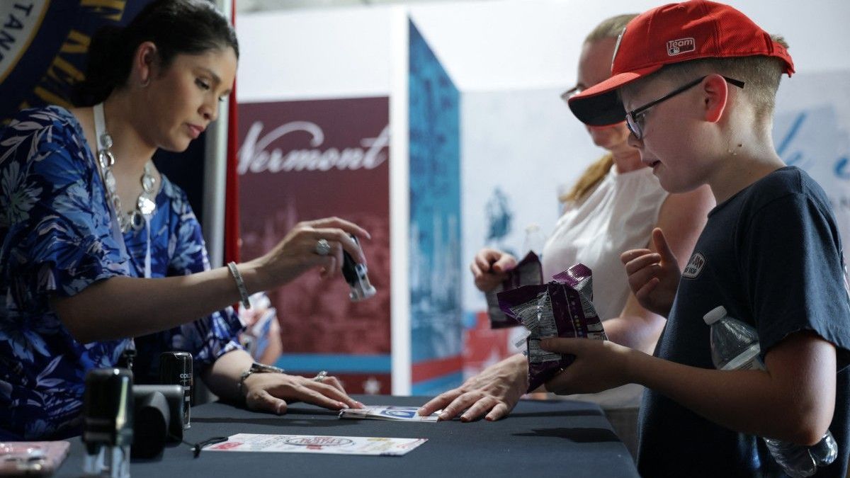 Un joven visitante recibe el sello de su pasaporte de la Gran Feria Estatal Americana en el National Mall, en Washington, DC