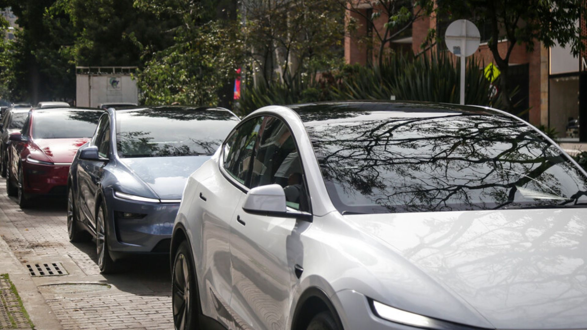 La marca indica en su página web cómo funciona el sistema de autoconducción.