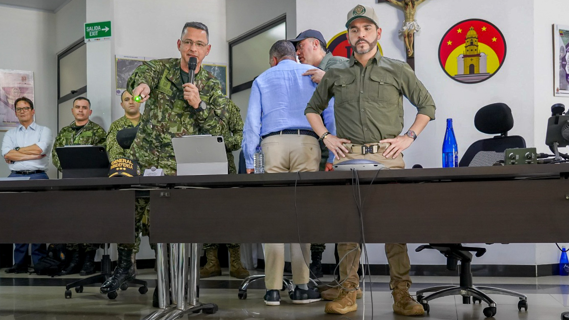 General Erick Rodríguez, comandante de las Fuerzas Militares, y el presidente Adelardo De la Espriella.