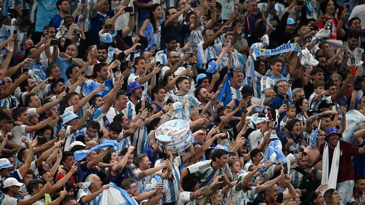 Hinchada de la Selección Argentina en el Mundial Qatar 2022