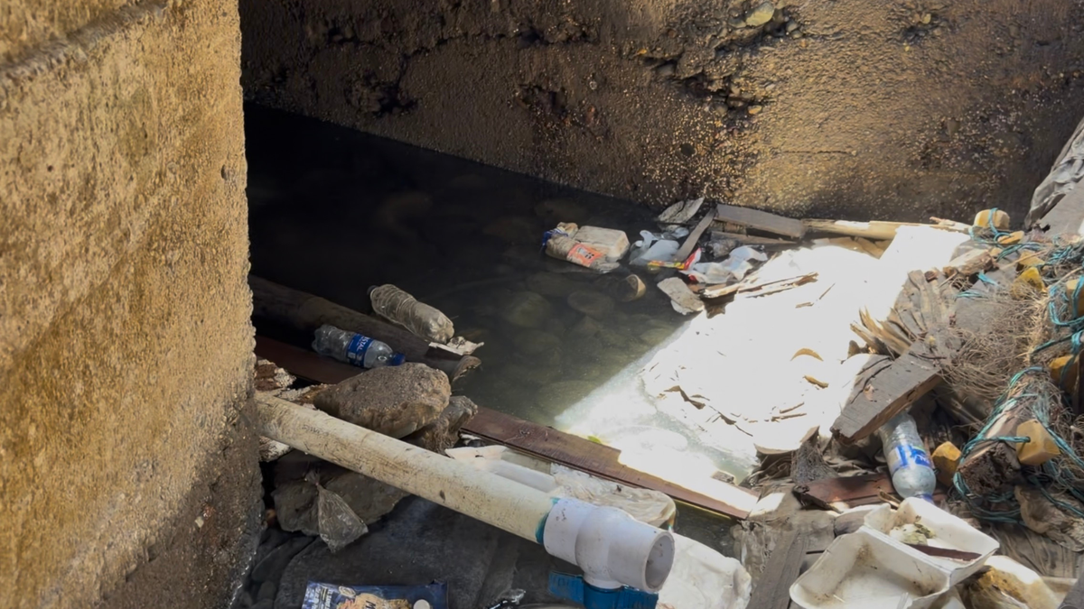 Las tuberías donde llega el agua potable en Buenaventura se encuentran rodeadas de basura y escombros.