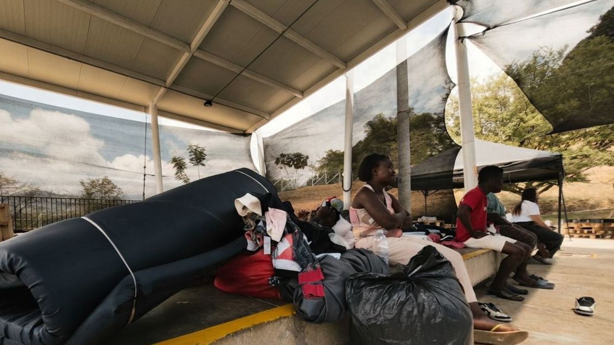 mas de 200 personas salieron del albergue para reconstruir sus vidas
