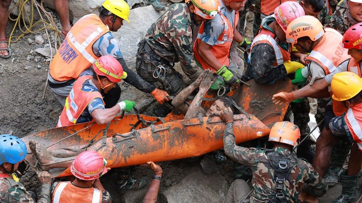 Personal militar de Nepal transportando a un trabajador atrapado en un túnel durante una operación de rescate