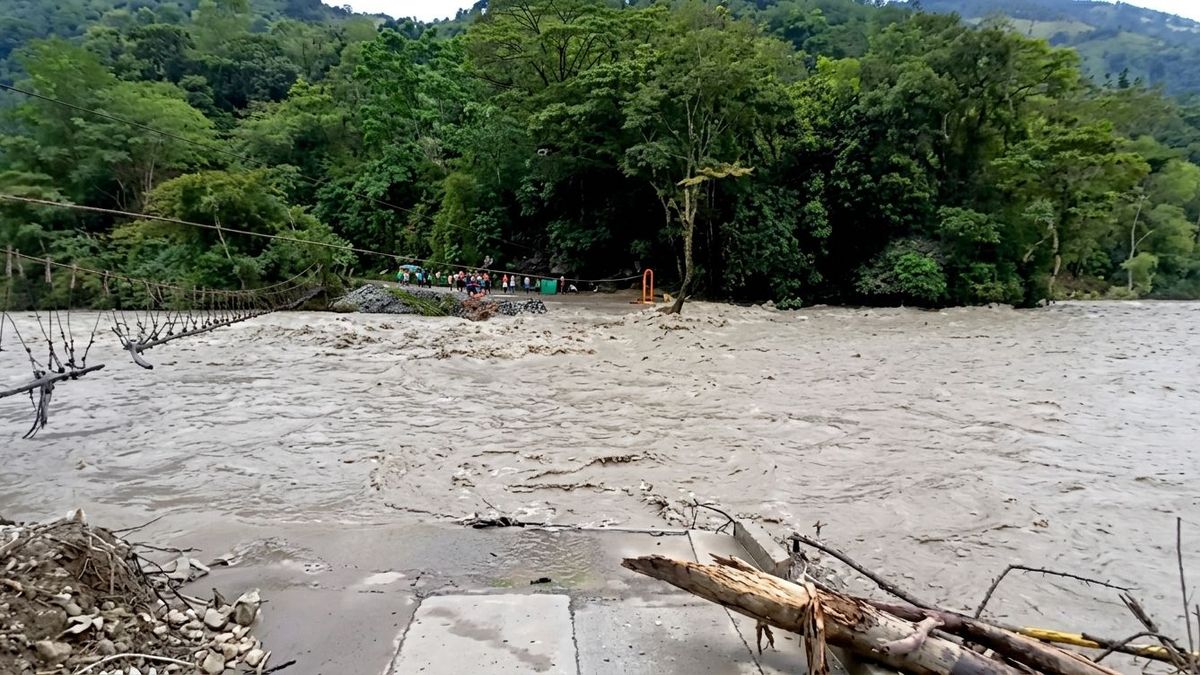 Río desbordado en Guayabetal