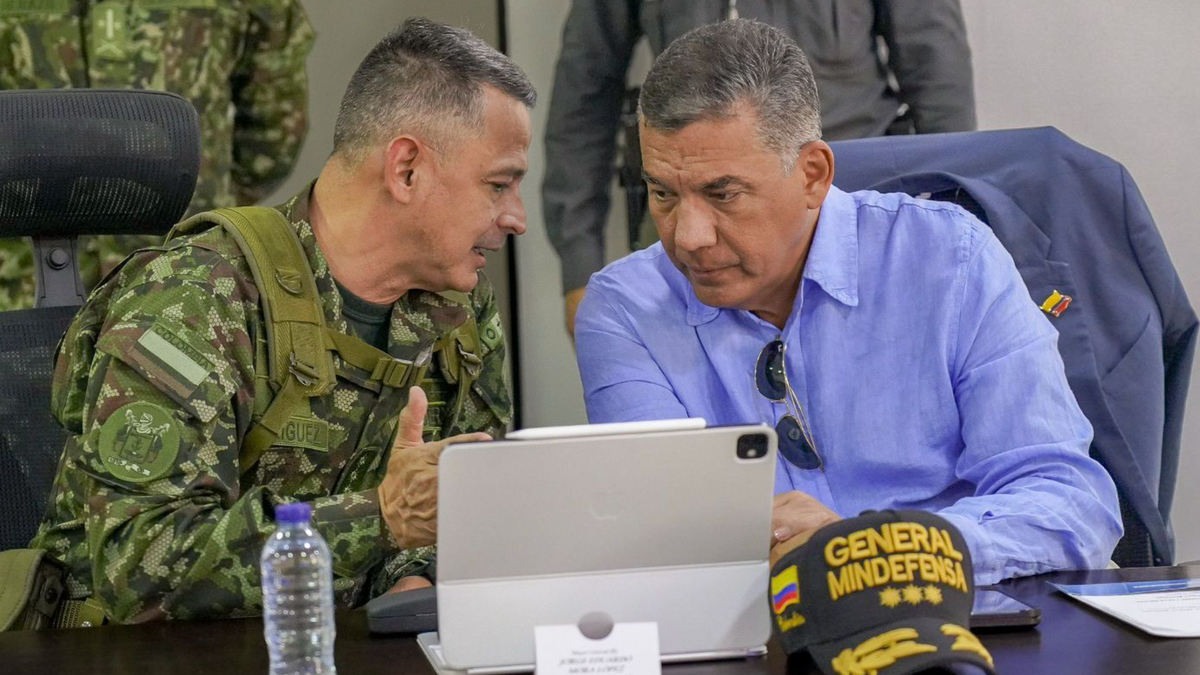 General Erick Rodríguez, comandante de las Fuerzas Militares, y ministro de Defensa, Jorge Mora.