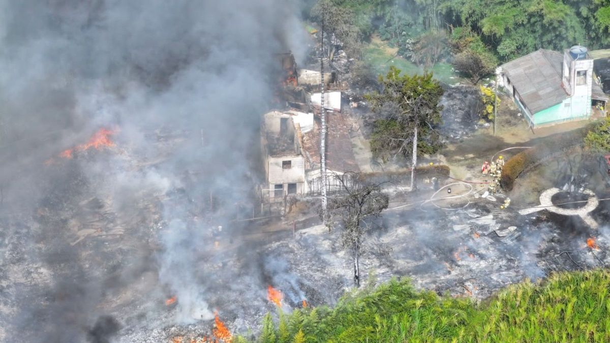 Incendio en Rionegro, Antioquia, deja 10 personas afectadas por inhalación de humo y cuatro viviendas inhabilitadas