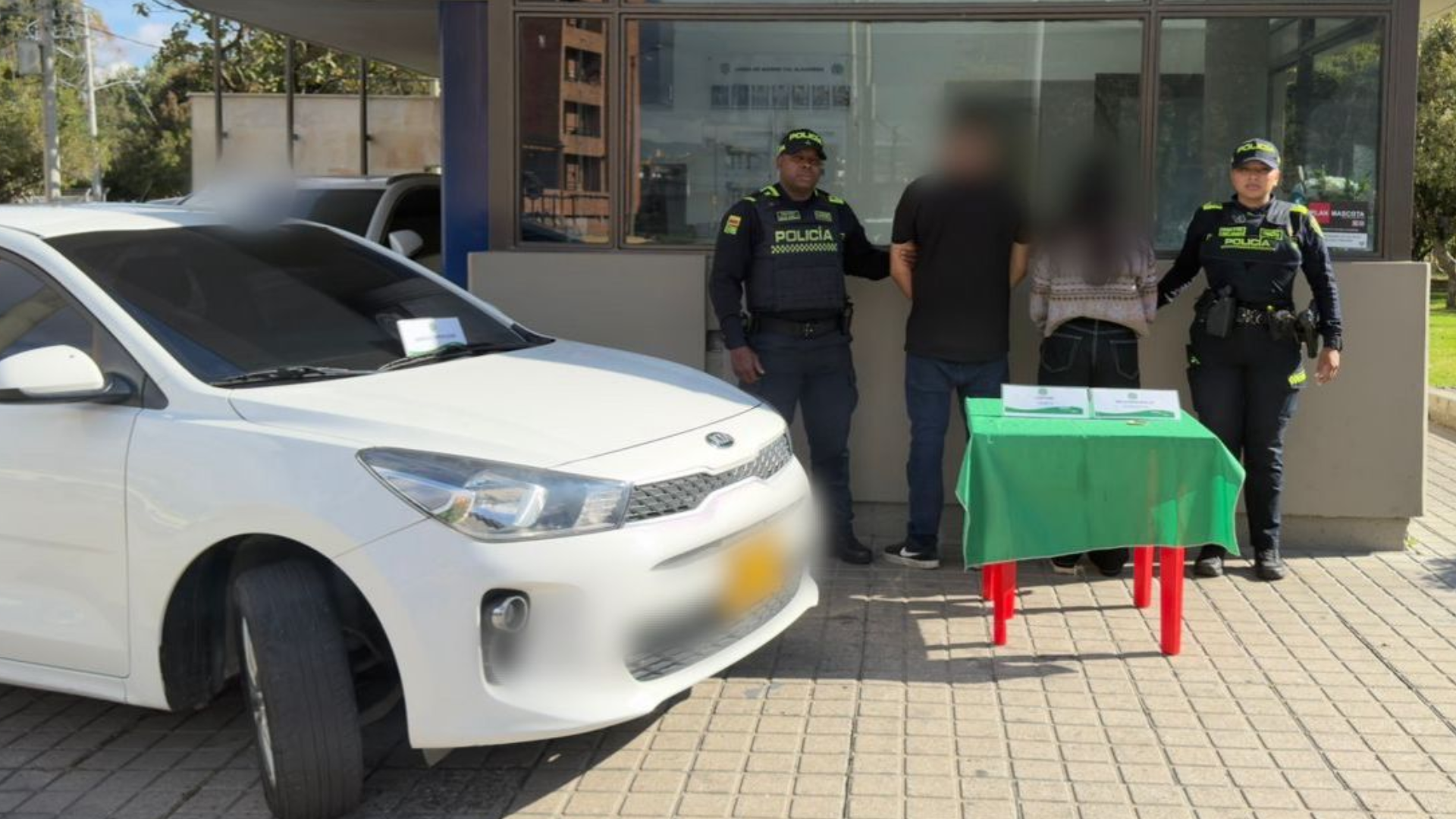 Delincuentes capturados luego de hurtar a una adulta mayor en Bogotá.