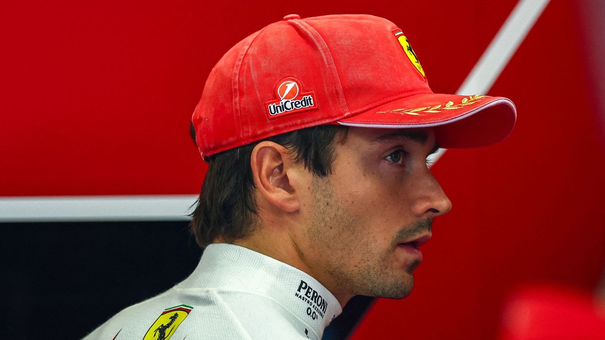 Las camisetas de los pilotos de Ferrari tiene las 7 estrella haciendo homenaje a Schumacher