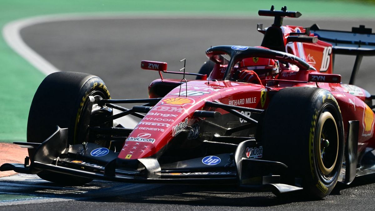 El monoplaza de Ferrari tienen las 7 estrella haciendo homenaje a Schumacherg