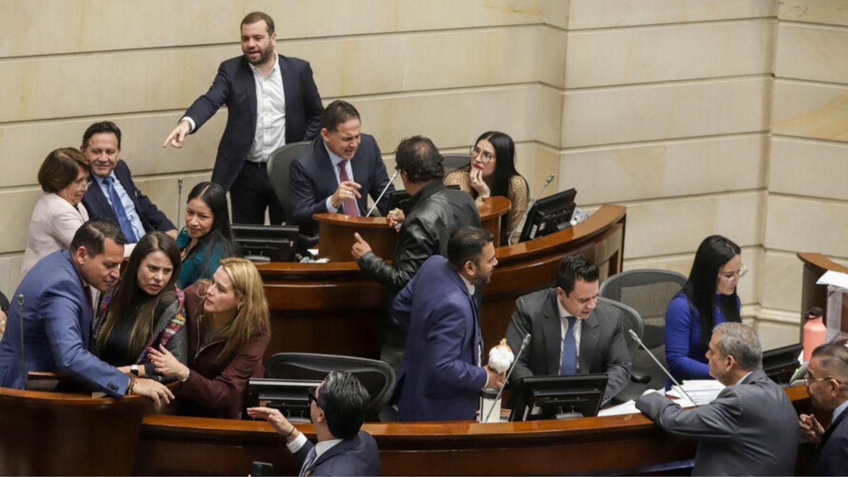 La edad máxima para un funcionario público es de 70 años en la actualidad.