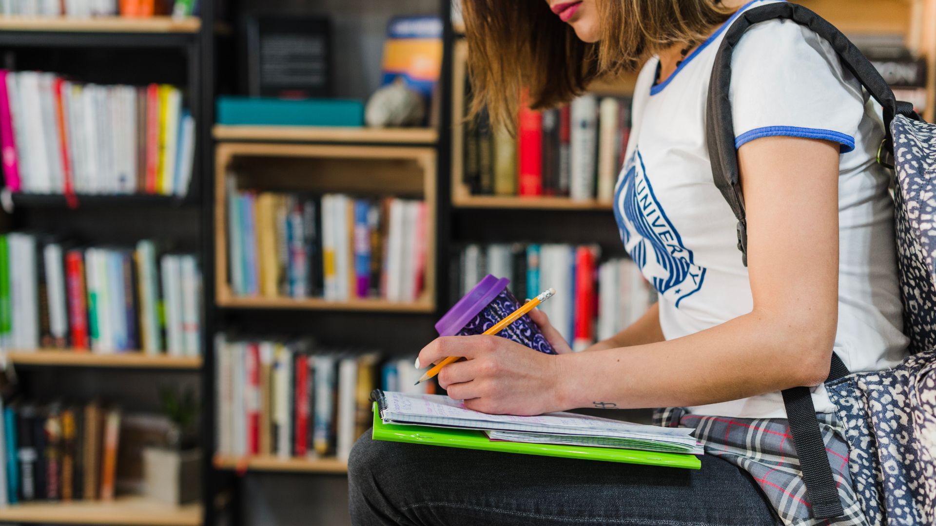 Una de las becas está dirigida para mujeres; se optarán por aquellas que sean funcionarias públicas.