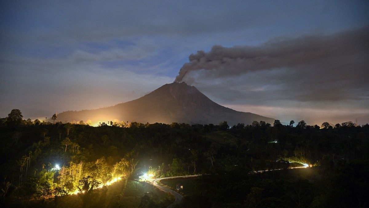 El monte Sinabung expulsa ceniza y humo denso, como se observa desde Karo, provincia de Sumatra Septentrional