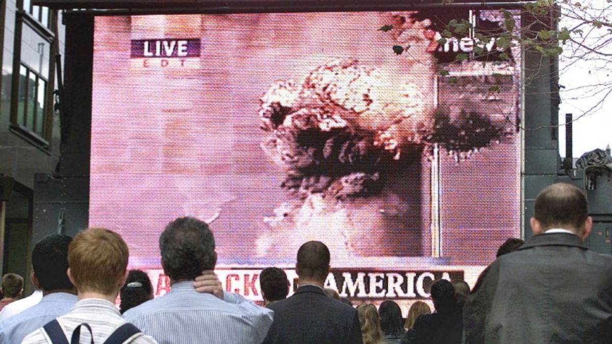 Se muestran imágenes impactantes de las Torres Gemelas del World Trade Center de Nueva York tras ser impactadas por dos aviones de pasajeros secuestrados.